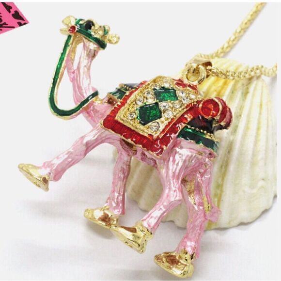 🩷 Betsey Johnson NEW sparkling & colorful camel pendant necklace 🩷 - Picture 4 of 4
